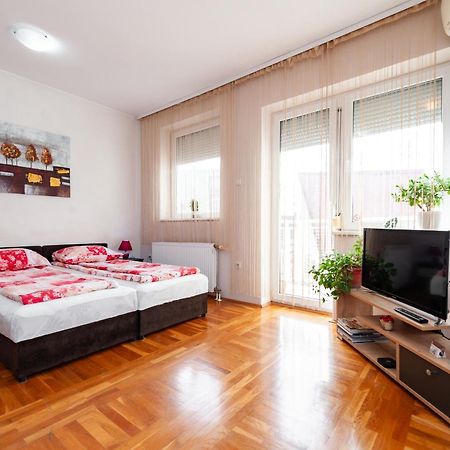 Momo'S Studio Apartment Subotica Buitenkant foto