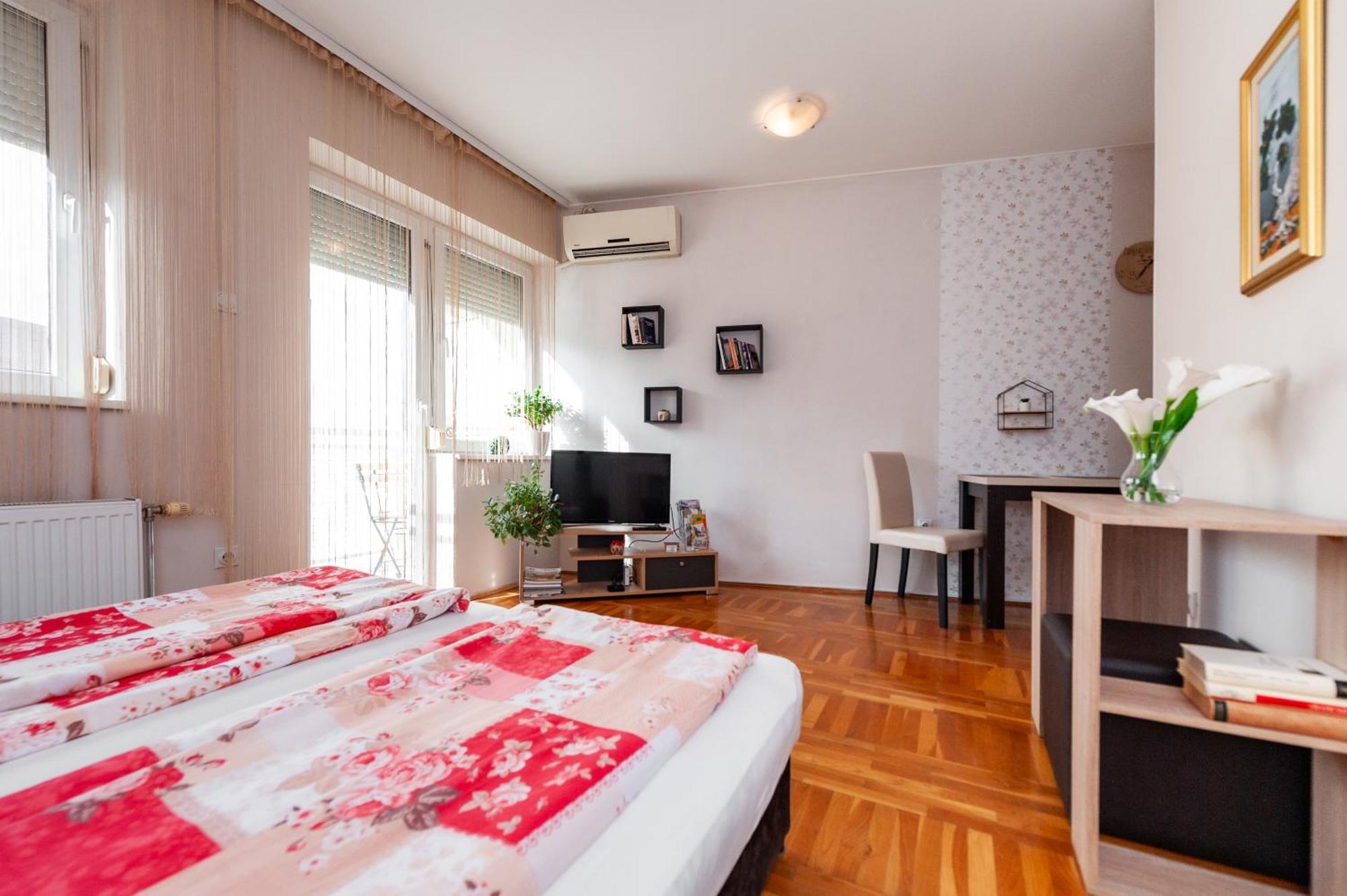 Momo'S Studio Apartment Subotica Buitenkant foto