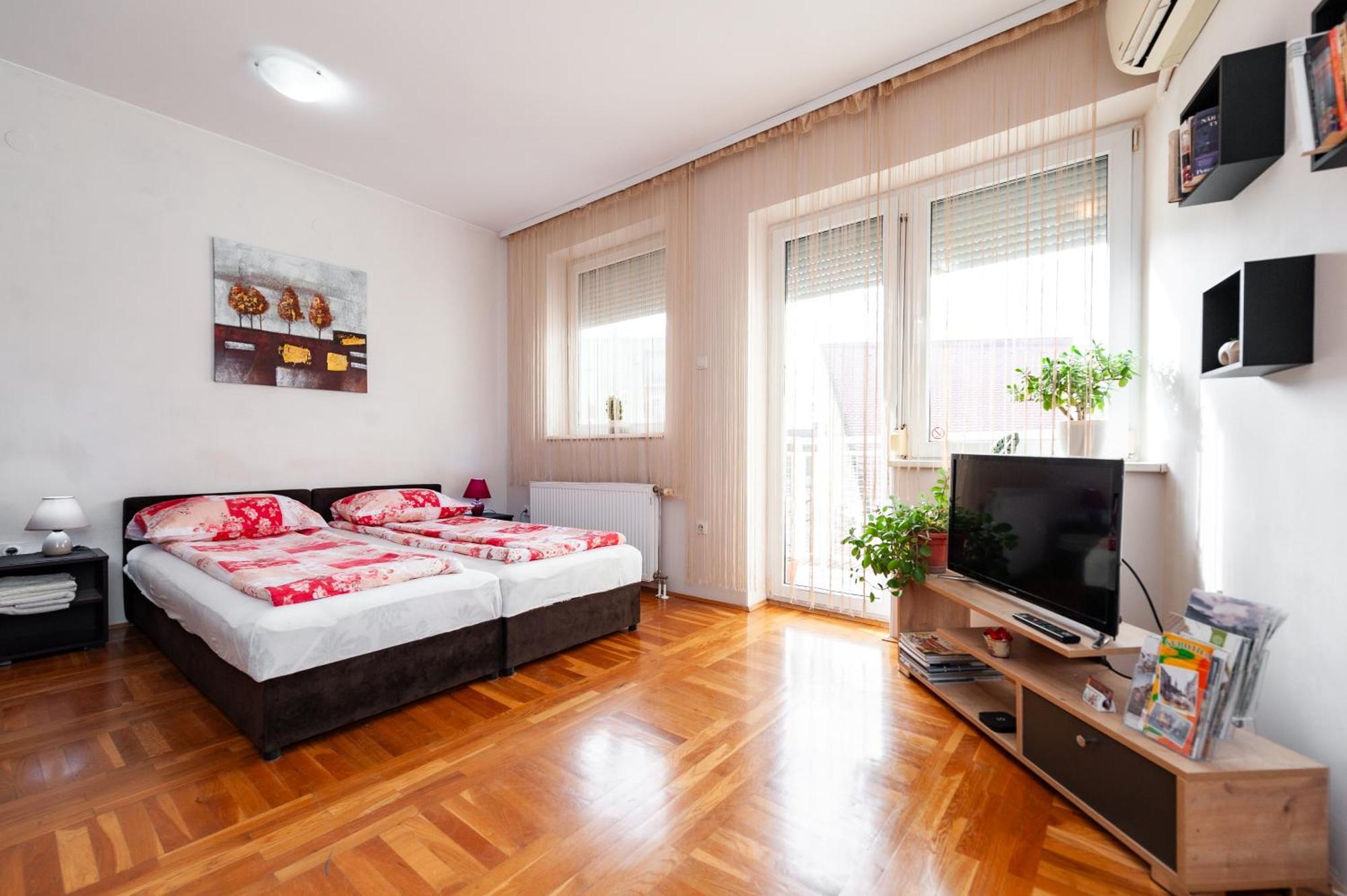 Momo'S Studio Apartment Subotica Buitenkant foto